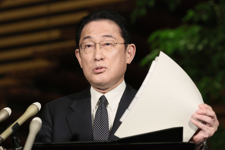 報道陣の取材に応じる岸田文雄首相=18日午後、首相官邸