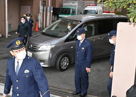 東京大前の路上で起きた刺傷事件で、逮捕された高校2年の少年を乗せたとみられる車両=17日午前、東京都文京区の警視庁本富士署