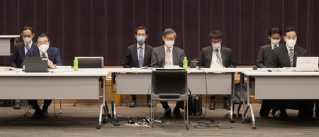 新型コロナウイルス対策の基本的対処方針分科会で発言する後藤茂之厚生労働相(前列左)。同右は山際大志郎経済再生担当相、中央は尾身茂会長=19日午前、東京・永田町