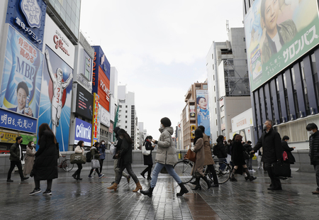 大阪・道頓堀を行き交う人たち=12日、大阪市中央区