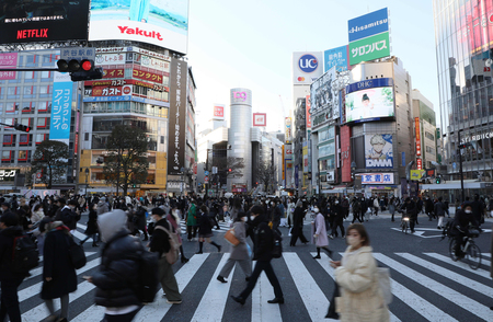 大勢の人が行き交う渋谷スクランブル交差点=14日午後、東京都渋谷区