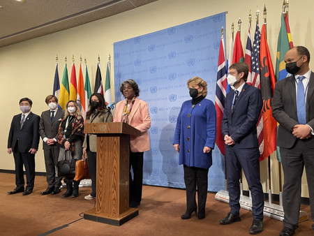 ２０日、ニューヨークの国連本部で、北朝鮮による相次ぐミサイル発射を非難する共同声明を発表するトーマスグリーンフィールド米国連大使（左から５人目）ら。左端は石兼公博国連大使
