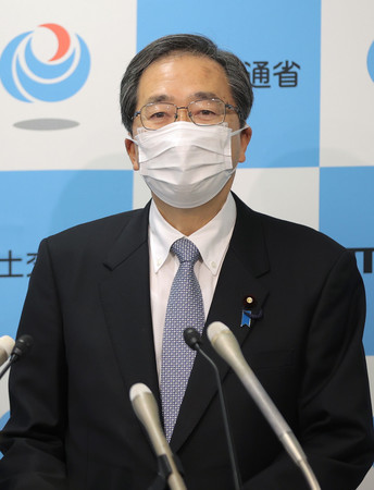 「建設工事受注動態統計」の書き換え問題で、職員の処分を発表する斉藤鉄夫国土交通相=21日午前、同省