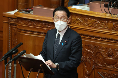 参院本会議で答弁する岸田文雄首相=21日午前、国会内