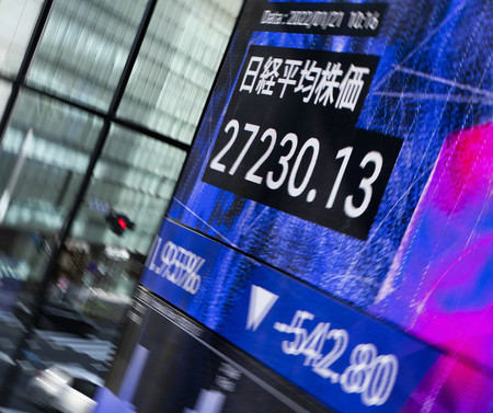 下落した日経平均株価を示すボード=21日午前、東京都中央区