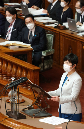 参院本会議で代表質問に臨む国民民主党の舟山康江氏(手前)。後方右は岸田文雄首相=21日午前、国会内