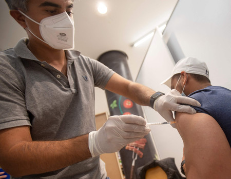 新型コロナウイルスのワクチンを接種する男性＝２０２１年８月、ウィーン（ＡＦＰ時事）