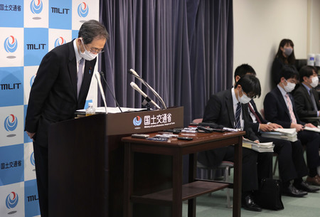 職員の処分を発表し、陳謝する斉藤鉄夫国土交通相=21日午前、同省