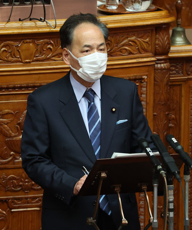 参院本会議で代表質問に臨む日本維新の会の浅田均氏=21日午後、国会内