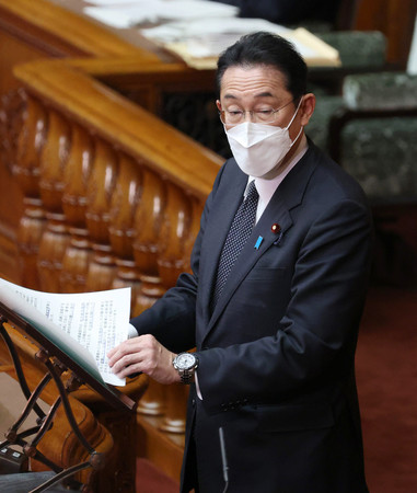 参院本会議で答弁する岸田文雄首相=21日午後、国会内