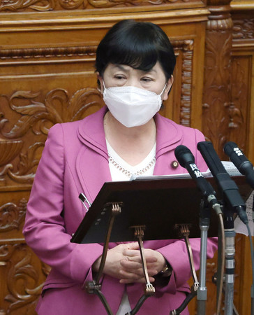 参院本会議で代表質問に臨む社民党の福島瑞穂党首=21日午後、国会内
