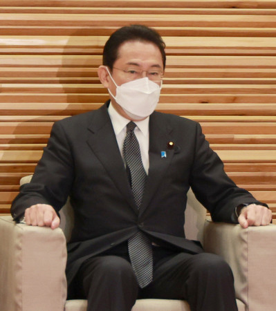 閣議に臨む岸田文雄首相=21日午前、首相官邸