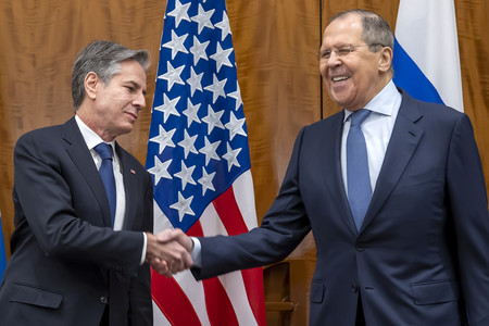 21日、ジュネーブでの会談で握手するブリンケン米国務長官(左)とロシアのラブロフ外相(EPA時事)