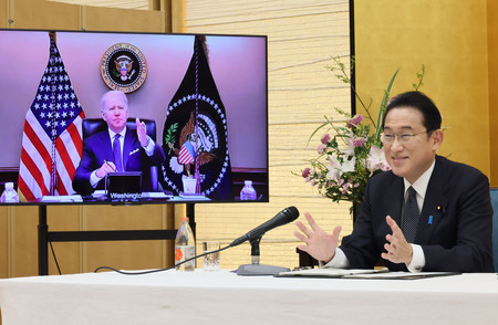 バイデン米大統領(画面内)とのテレビ会談に臨む岸田文雄首相=21日午後、首相官邸(内閣広報室提供)