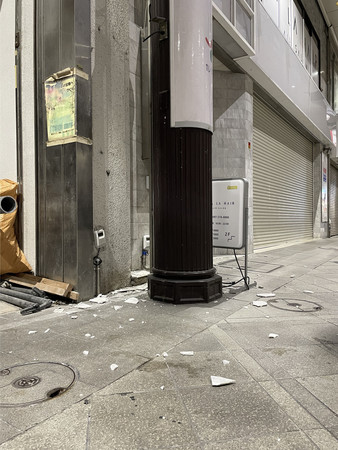地震の揺れで割れたとみられる建物のタイル=22日未明、大分市