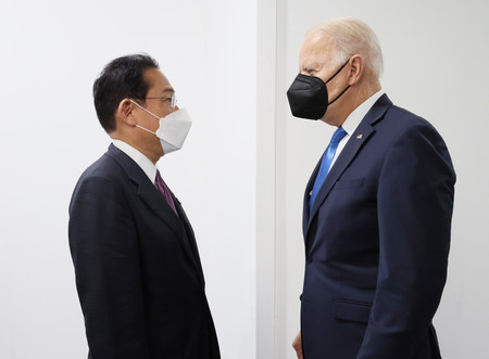 バイデン米大統領（右）と対面する岸田文雄首相＝２０２１年１１月、英グラスゴー（内閣広報室提供）