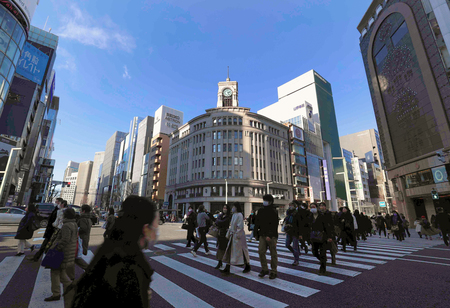 新型コロナウイルス感染状況の警戒レベルが引き上げられる中、東京・銀座を歩く人たち＝２０日、東京都中央区
