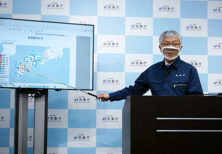 日向灘で起きた地震について記者会見する気象庁の束田進也地震津波監視課長=22日午前、東京都港区
