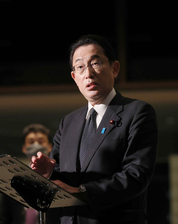 バイデン米大統領とのテレビ会談を終え、取材に応じる岸田文雄首相=21日夜、首相官邸