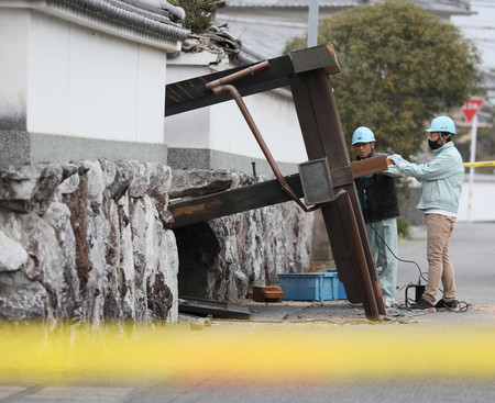 震度5強の地震で倒れた住宅の門=22日午前、大分市
