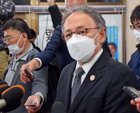 岸本洋平氏の敗戦を受け、取材に応じる沖縄県の玉城デニー知事=23日午後、沖縄県名護市
