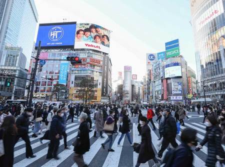 大勢の人が行き交う東京・渋谷駅前のスクランブル交差点=14日