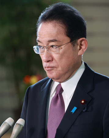 記者団の取材に応じる岸田文雄首相=27日午前、首相官邸