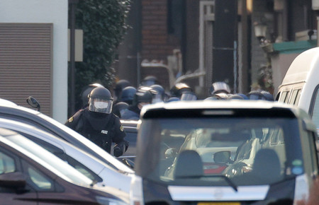 男が立てこもった民家に警察官が突入し、騒然とする現場付近=28日午前8時、埼玉県ふじみ野市