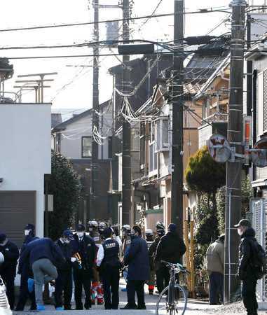 男が立てこもった民家付近を調べる埼玉県警の捜査員ら=28日午前、埼玉県ふじみ野市