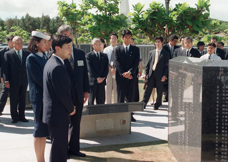 結婚後初めて沖縄県を訪問し、「平和の礎(いしじ)」の前で戦没者を慰霊される天皇、皇后両陛下=1997年7月、糸満市の平和祈念公園