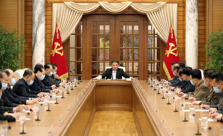 １２日、平壌で開かれた朝鮮労働党政治局の会議に出席する北朝鮮の金正恩総書記（中央、朝鮮中央通信提供）（ＡＦＰ時事）