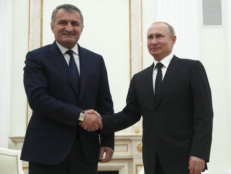 ジョージアの親ロシア派支配地域、南オセチアのビビロフ「大統領」（左）と、ロシアのプーチン大統領＝２０１９年３月、モスクワ（ＥＰＡ時事）