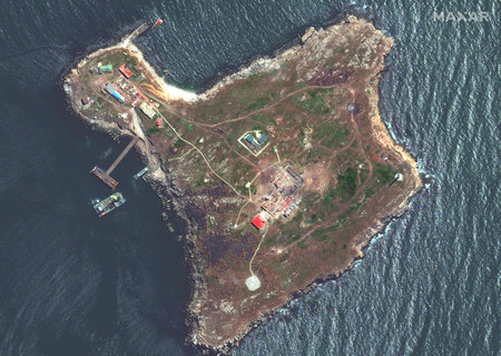 ウクライナ南部オデッサ州沖合の黒海上にあるズミイヌイ(スネーク)島の衛星画像=12日(米民間企業マクサー・テクノロジーズ提供)(AFP時事)