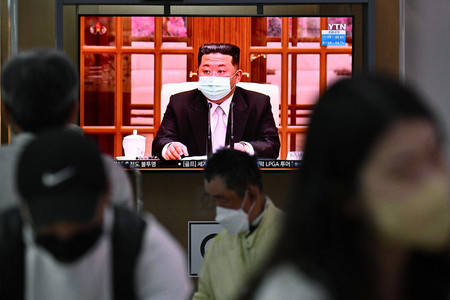ソウルの駅のスクリーンに映された北朝鮮の金正恩総書記の映像=12日(AFP時事)