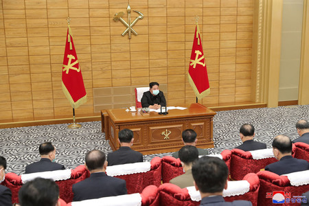 １４日、平壌で朝鮮労働党政治局協議会に出席した北朝鮮の金正恩総書記（中央）（朝鮮通信・時事）