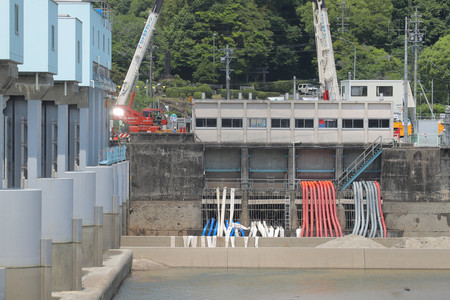 漏水が発生した取水施設「明治用水頭首工」。仮設のポンプで川から水をくみ上げている=19日午前、愛知県豊田市