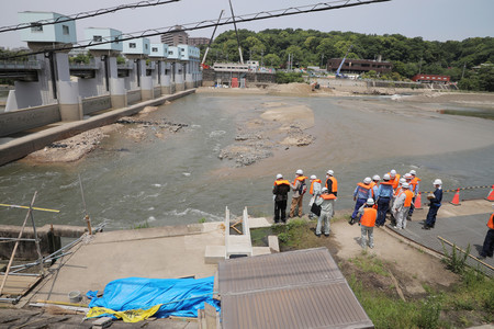 漏水が発生した取水施設「明治用水頭首工」に集まる関係者ら=19日午前、愛知県豊田市