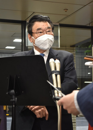 マスク着用の政府見解について説明する後藤茂之厚生労働相=20日午後、東京・霞が関