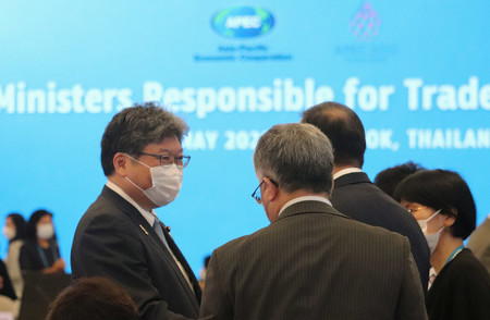 アジア太平洋経済協力会議(APEC)貿易相会合に臨む萩生田光一経済産業相(左)=21日、バンコク
