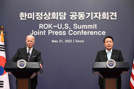 ２１日、ソウルの新大統領府での首脳会談後、共同記者会見に臨むバイデン米大統領（左）と韓国の尹錫悦大統領（ＡＦＰ時事）