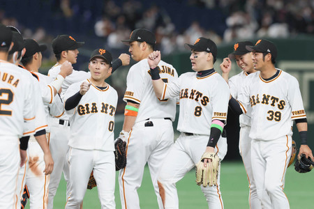 オリックスに勝ち、喜ぶ巨人の選手=24日、東京ドーム