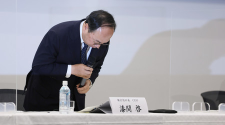 品質不正問題に関する記者会見で謝罪する三菱電機の漆間啓社長=25日午後、東京都千代田区