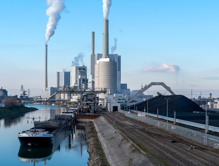 ドイツのマンハイムにある大規模石炭火力発電所＝１月（ＥＰＡ時事）
