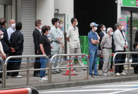 参院選候補者の演説を聞く人たち=23日午前、千葉県松戸市のJR松戸駅前