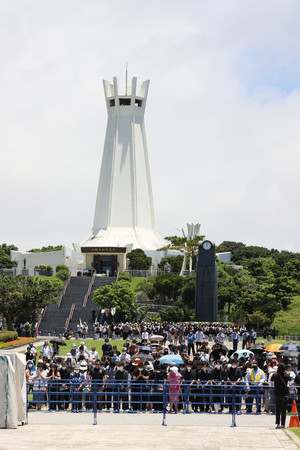 沖縄全戦没者追悼式で黙とうをささげる人たち=23日、沖縄県糸満市の平和祈念公園
