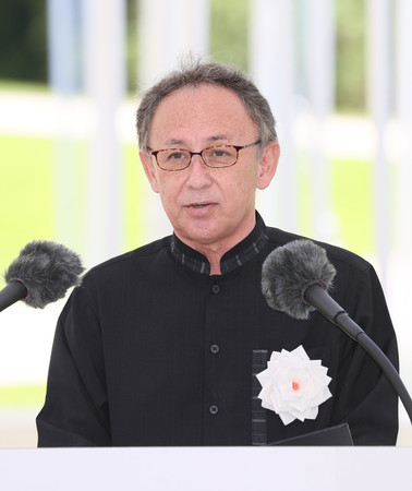 沖縄全戦没者追悼式で平和宣言を読み上げる沖縄県の玉城デニー知事=23日、沖縄県糸満市の平和祈念公園