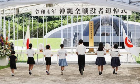 沖縄全戦没者追悼式で献花に向かう子どもら＝２３日、沖縄県糸満市の平和祈念公園