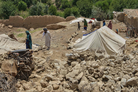 ２３日、アフガニスタン東部パクティカ州で、仮設のテントを張る人々（ＡＦＰ時事）