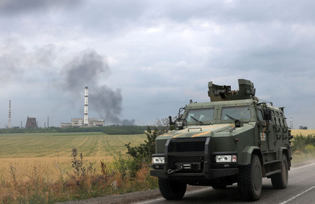 ウクライナ東部リシチャンスク郊外を走る同国軍の装甲兵員輸送車=23日(AFP時事)