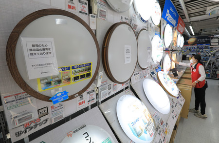 節電のため電源が落とされた展示品の照明器具=27日午後、東京都千代田区のビックカメラ有楽町店